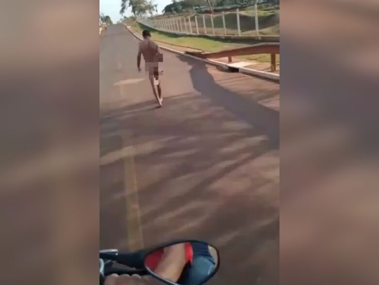 Vídeo homem é flagrado andando pelado no meio da rua em Ponta Porã