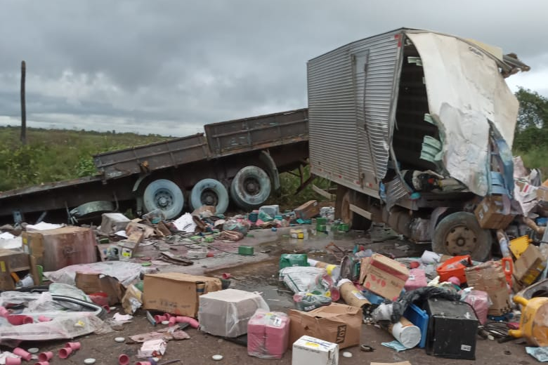 Acidente entre carretas e caminhão baú mata duas pessoas na BR 262