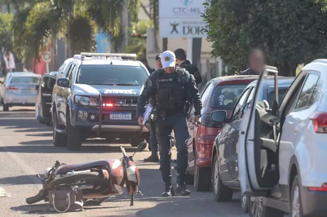 Jovem morre ao cair de moto após motorista abrir porta de carro e