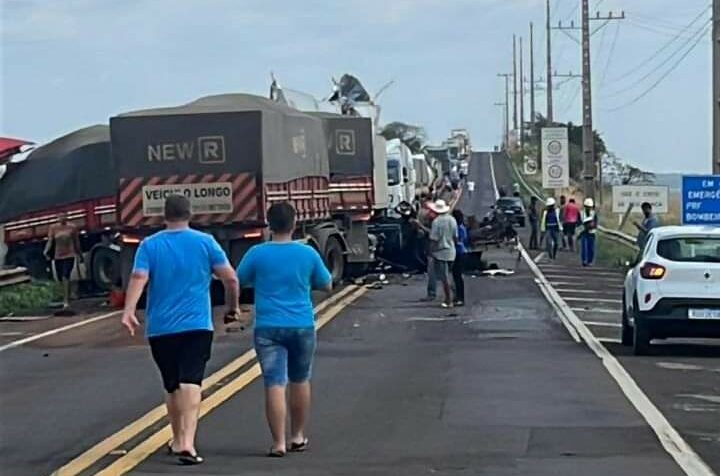 Colisão frontal entre carretas na BR 267 entre MS e SP mata motoristas