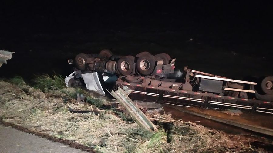 Colisão mata três pessoas em aterro de acesso à ponte sobre o Rio Paraná