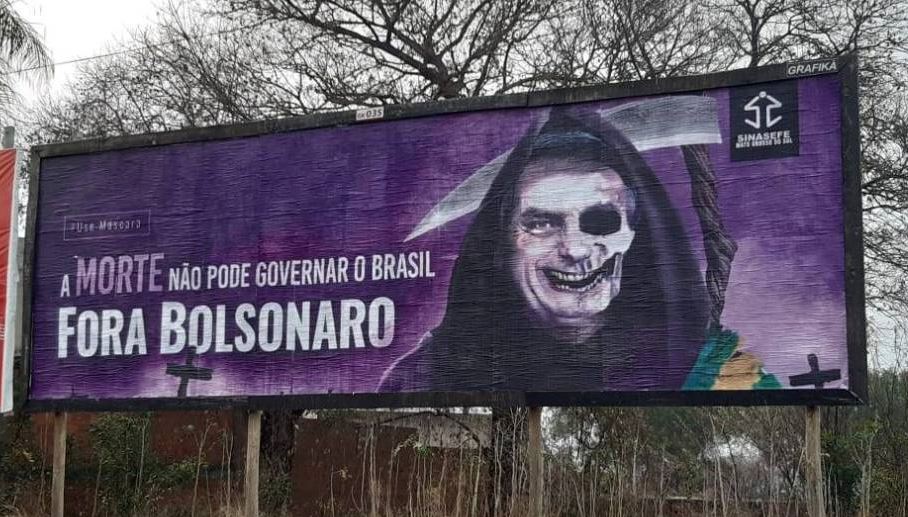 Outdoor de protesto contra Bolsonaro é derrubado em Corumbá