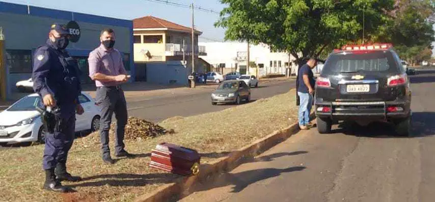 Caixão em canteiro de avenida de Campo Grande causa espanto em moradores