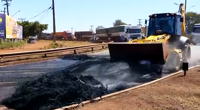 Carreta que levou pneus para serem queimados no trevo de Dourados é apreendida