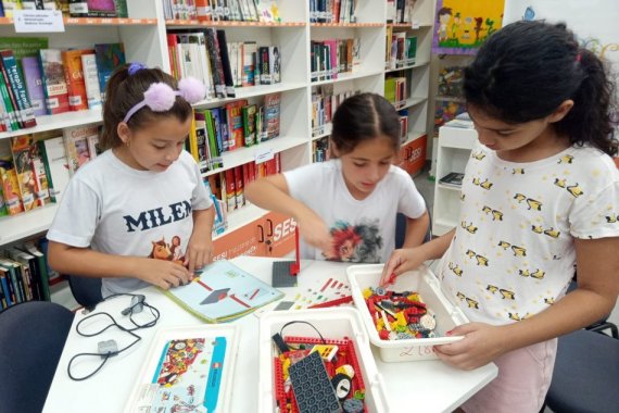 Aulas de robótica na Biblioteca Sesi abordam diferentes maneiras