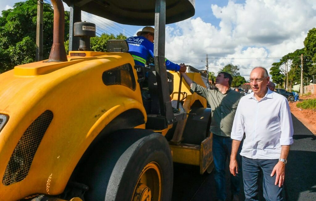 Governo do Estado entrega rede de esgoto, arena esportiva, feira para produtores e lotes em Rio Verde