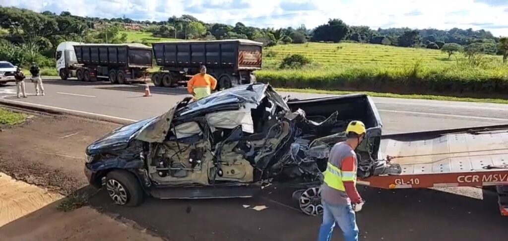 Carreta bitrem carregada de soja tomba após bater em caminhonete na BR-163