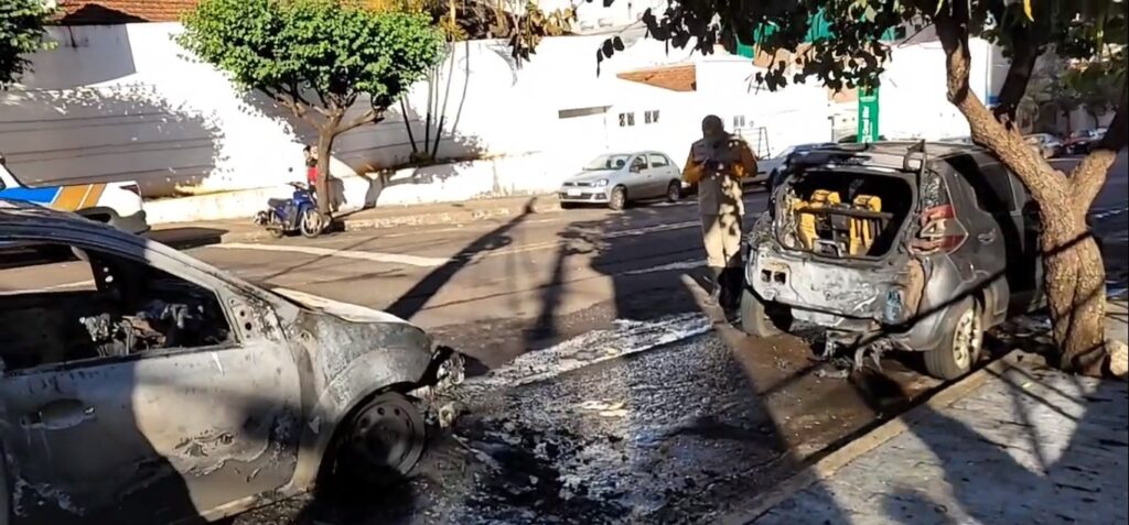 Vídeo: carro pega fogo no centro de Campo Grande e atinge veículo que estava estacionado