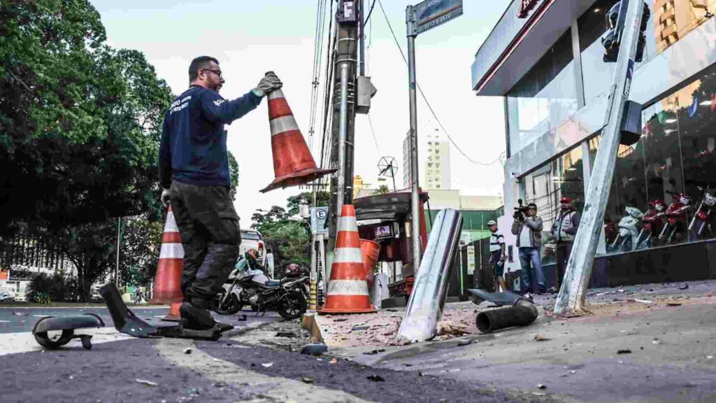 Motociclista teria furado sinal vermelho ao colidir com caminhonete que ceifou sua vida na madrugada da Capital