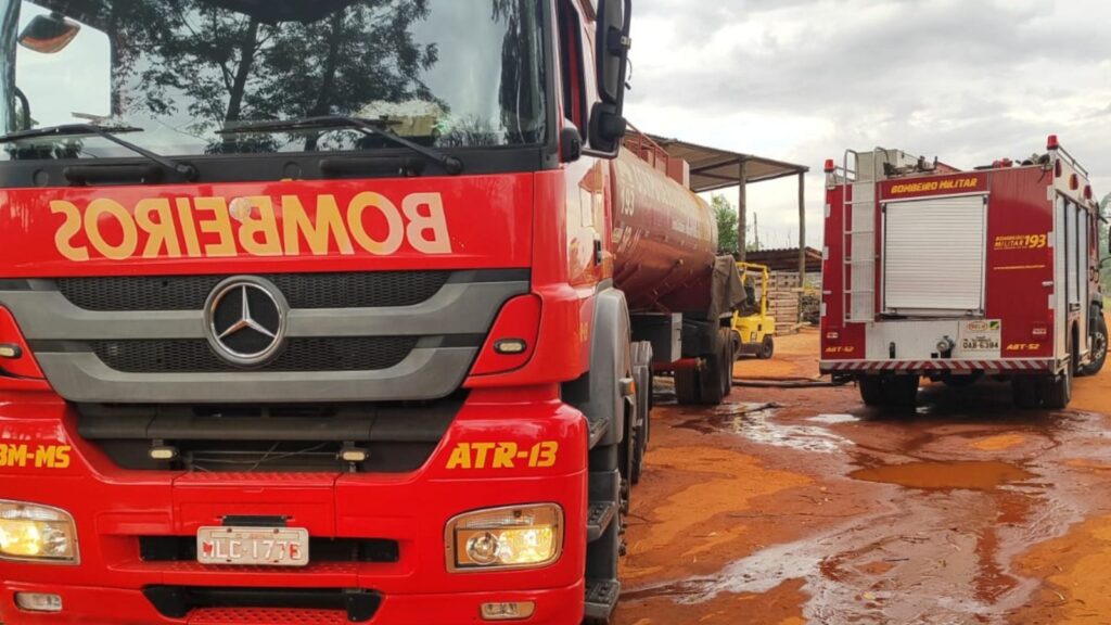 Fábrica de paletes é mais uma vítima dos incêndios em áreas urbanas de Campo Grande