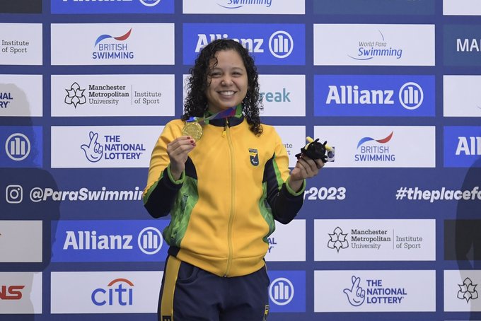 Carol Santiago e Cecília Araújo conquistam ouro no Mundial de natação