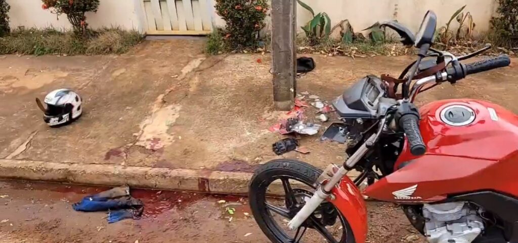 Motociclista sofre corte profundo na panturrilha ao se enrroscar em fios soltos na rua