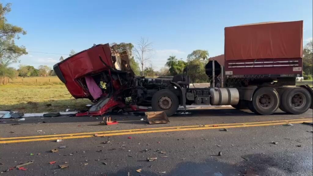 Bitrem explode ao ser atingida por outra carreta em trevo da BR-267