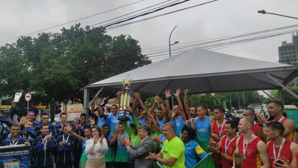 Debaixo de chuva, tradicional Corrida do Facho reuniu mais de 20 equipes