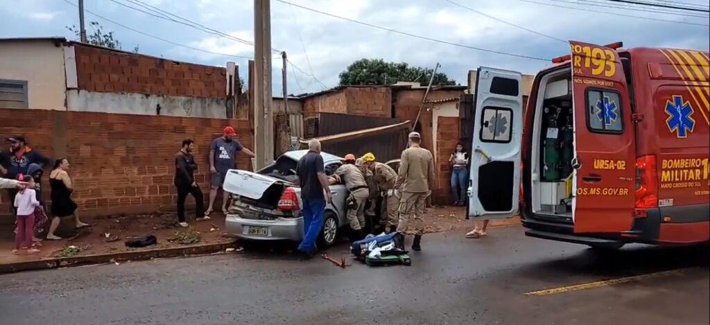 Dirigido e ocupado por menores de idade, veículo fica destruído ao bater em poste na Capital