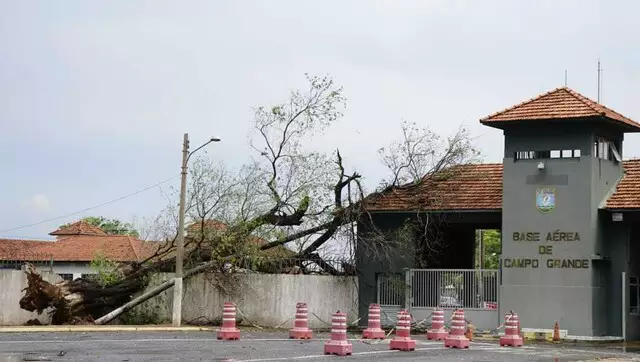 Tempestade 'fast food' surpreende CG com chuva forte até granizo e alguns estragos