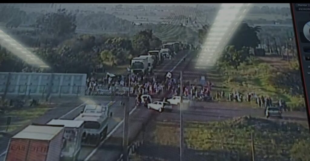 Vídeo: integrantes de acampamentos bloqueiam rodovia na saída da Capital e em outros locais de MS