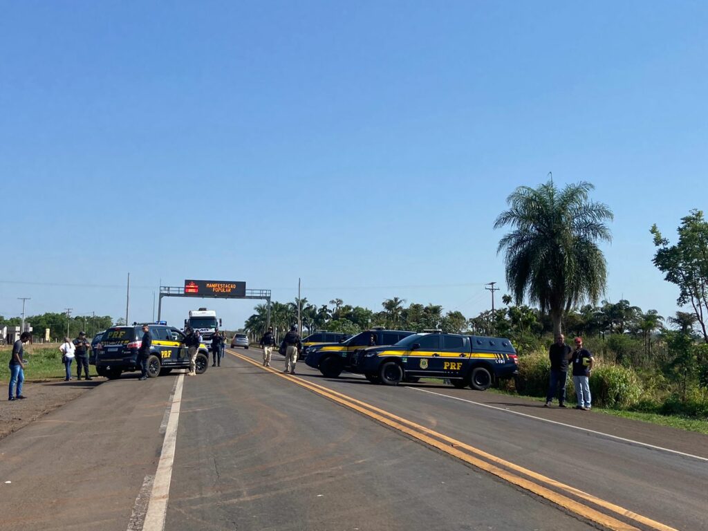 Vídeo: integrantes de acampamentos bloqueiam rodovia na saída da Capital e em outros locais de MS