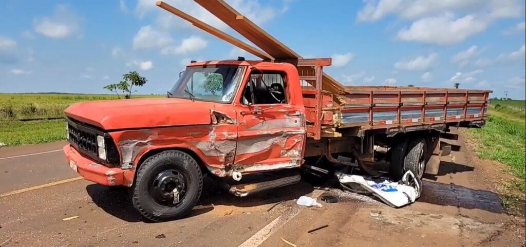 Kombi carregada com doces e salgadinhos capota na BR-262 ao bater em caminhonete