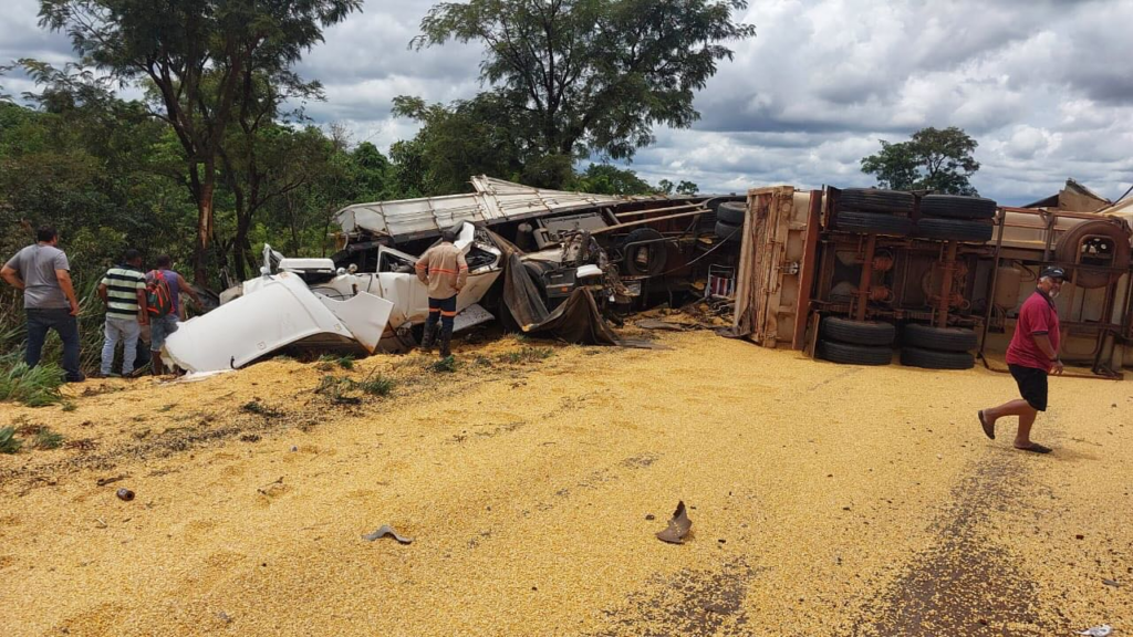 Motorista morre na BR-267 em acidente envolvendo duas carretas