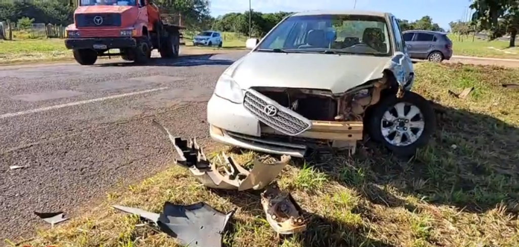 Caminhonete fica destruída ao capotar várias vezes em acidente na Av. Gury Marques