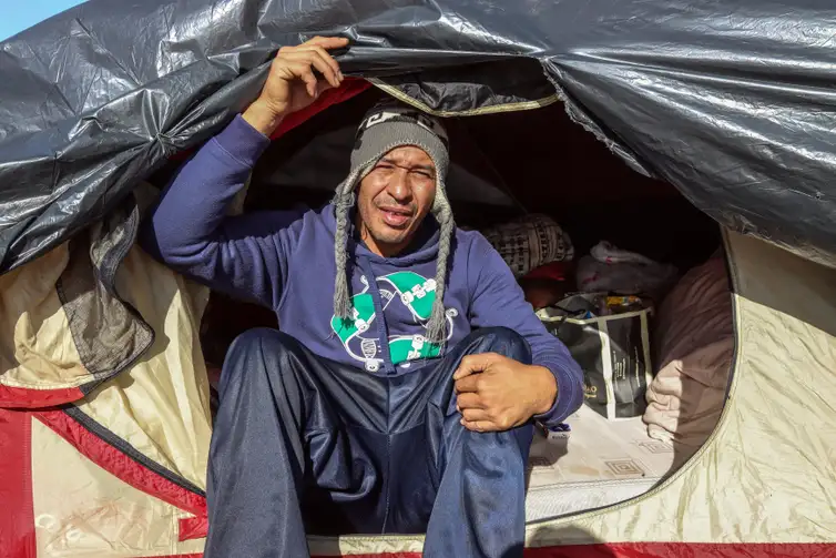Famílias improvisam acampamentos em rodovias à vigiar suas casas no RS