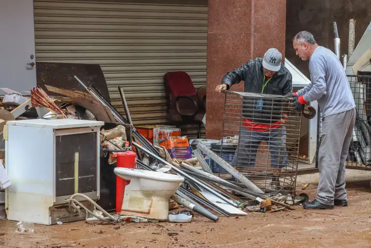 Comerciantes de Porto Alegre levam dias só para limpar lojas