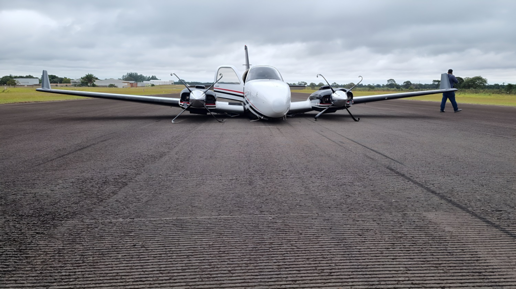 Avião de dupla sertaneja Jads e Jadson faz 'pouso de barriga' no aeroporto Santa Maria