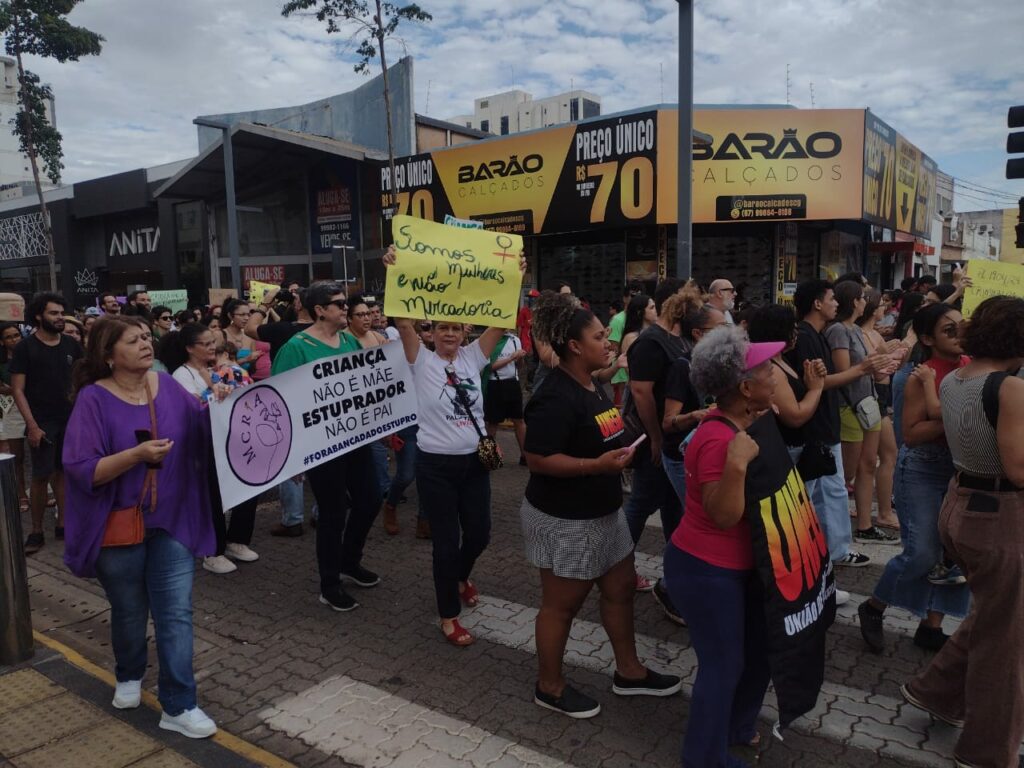 Campo Grande se manifesta contra o 'PL do Estupro' com participação popular