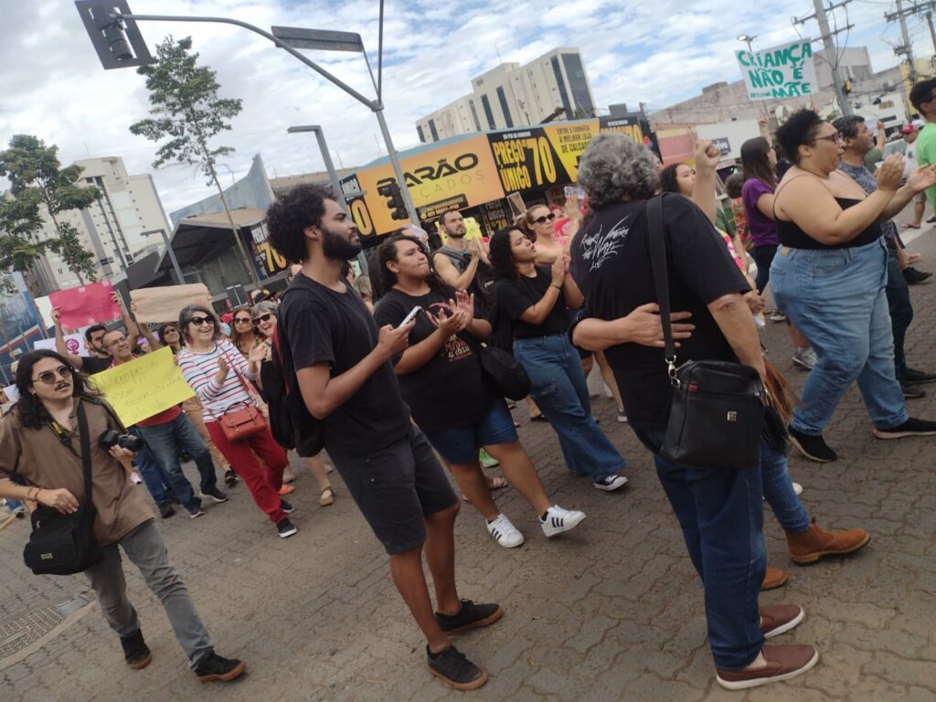 Campo Grande se manifesta contra o 'PL do Estupro' com participação popular