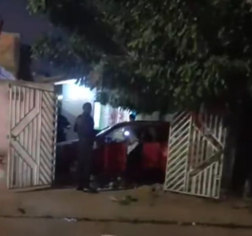 Após baleado, agiota perde controle de carro, derruba muro de duas casas na Capital