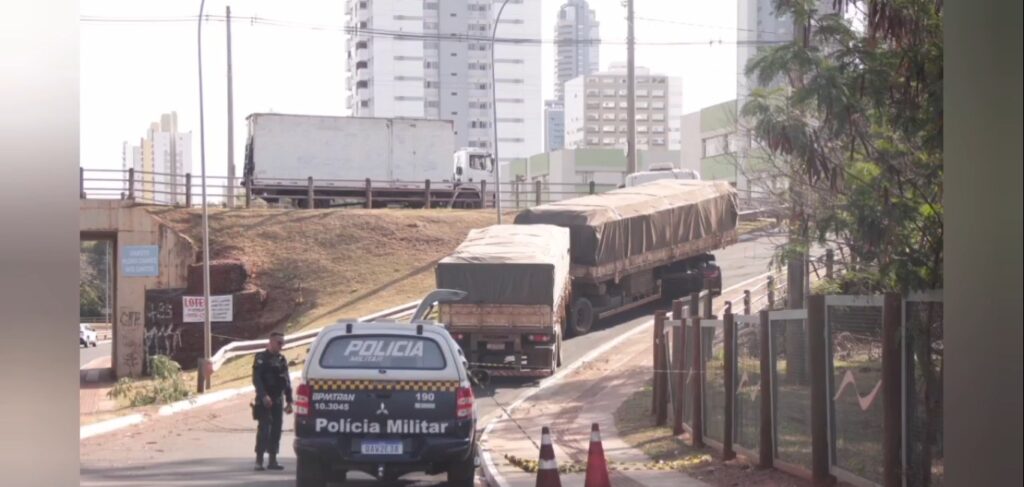 Carreta bitrem trava na alça de acesso à rua Ceará e deixa o trânsito complicado