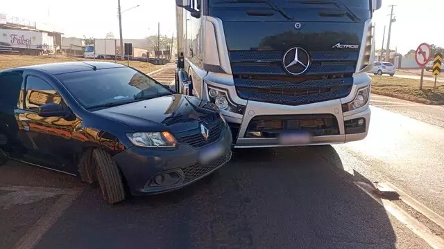 Motociclista fica em estado grave ao ser atingido por caminhonete na Capital