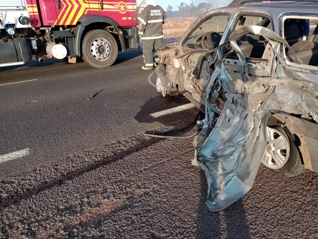 Após carro invadir pista contrária, carreta e caminhão pegam fogo e explodem na MS-299