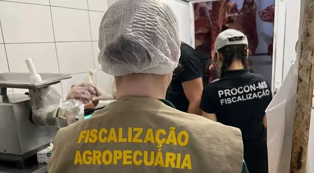 Procon fecha açougue descartando 1,5 ton de carne de comércio no interior de MS