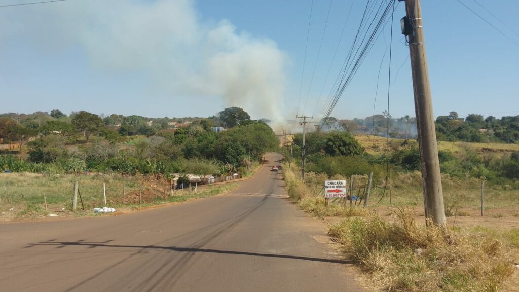 Vídeo: incêndio de grandes proporções consome pasto de chácara da Capital