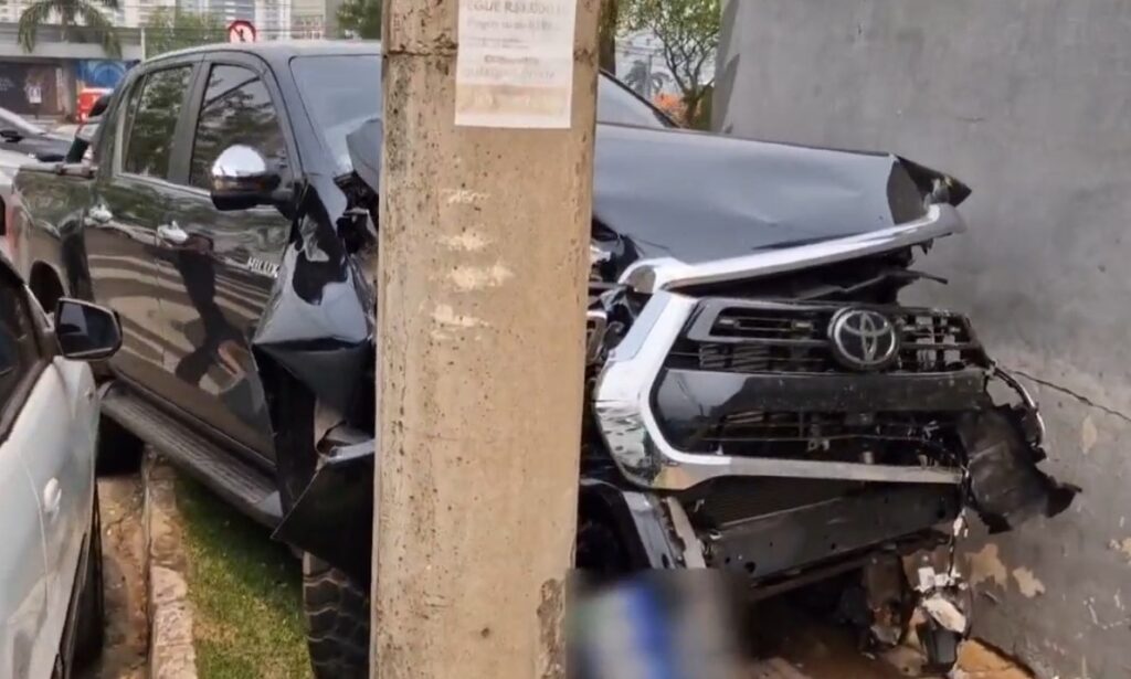 Veículo vai parar no meio do canteiro central da Av. Afonso Pena após acidente