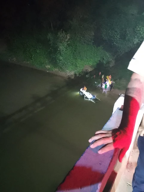 Advogado morre após carro cair de ponte e ficar parcialmente submerso 