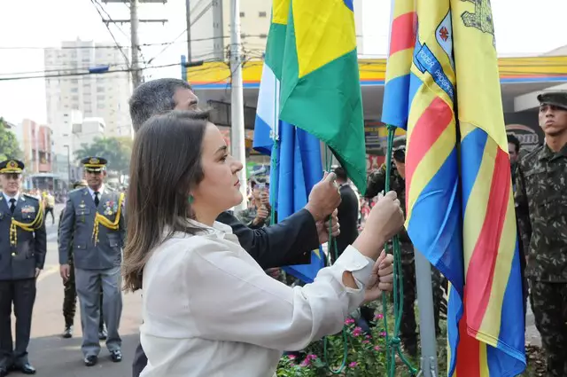 Candidatos a prefeito(a) de Campo Grande aproveitam desfile da Independência para cumprimentar eleitores