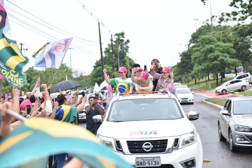 Fechando campanha, Adriane Lopes reúne apoiadores na Carreata do Onze