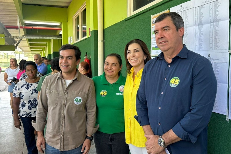 Acompanhado de esposa, Beto e Neidy, Riedel vota em escola da Capital