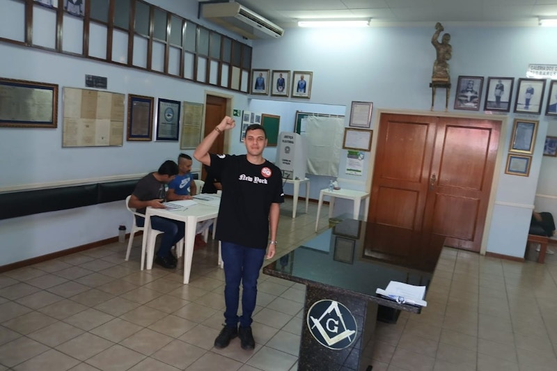 Acompanhado de esposa, Beto e Neidy, Riedel vota em escola da Capital