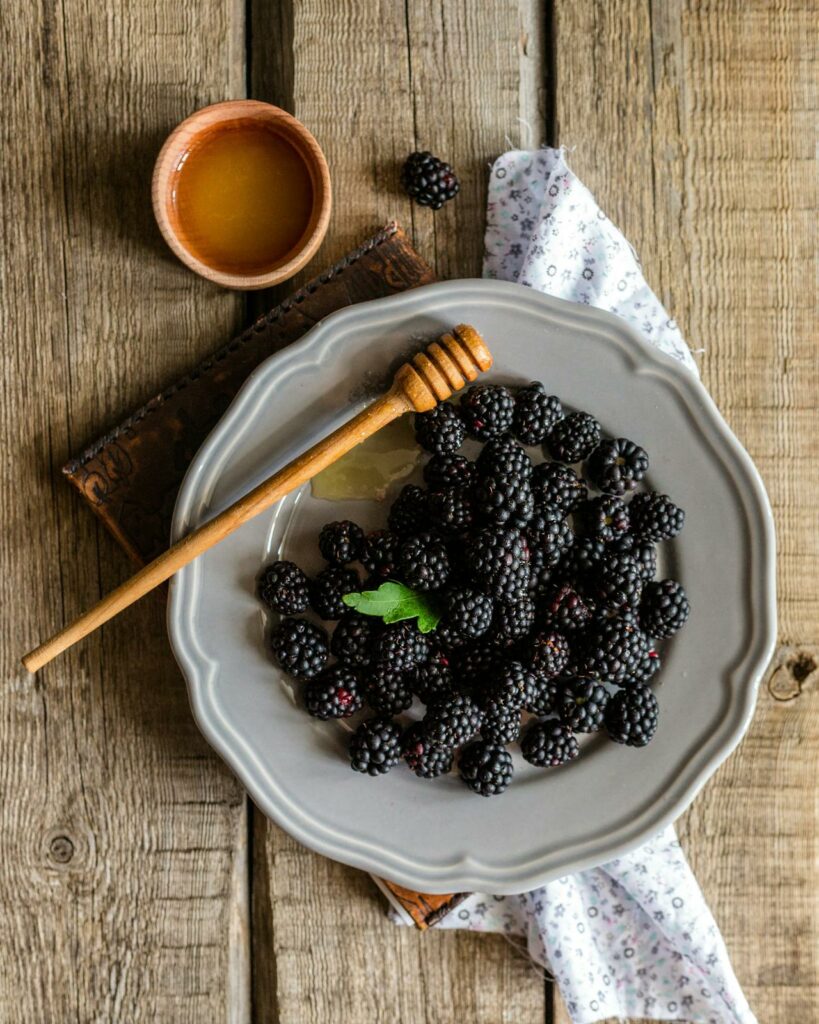 Amora: conheça a história do cultivo no Brasil e confira 4 receitas para fazer em casa