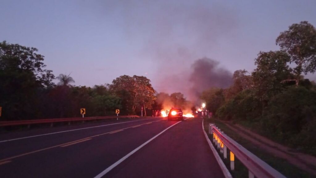 MST e indígenas bloqueiam o trânsito de rodovias em Mato Grosso do Sul