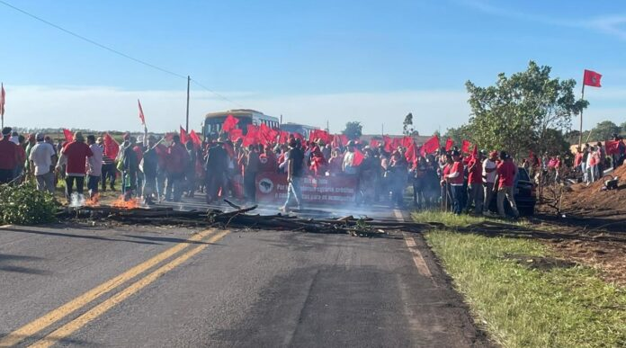 Bloqueio de Sem Terras na BR-262 é encerrado após 8h e fila quilométrica de veículos