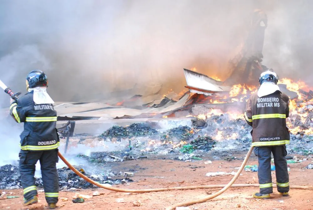 Incêndio destrói usina de reciclagem em Bataguassu e gera prejuízo de R$ 10 mil