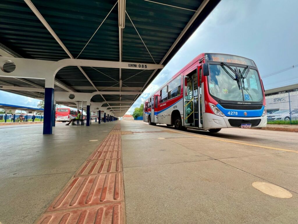 Vídeos: passageiros fazem protesto contra o aumento no valor da tarifa do ônibus