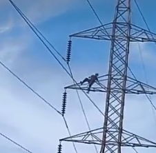 Homem sobe em torre de energia e mobiliza equipes de resgate no Jardim São Conrado