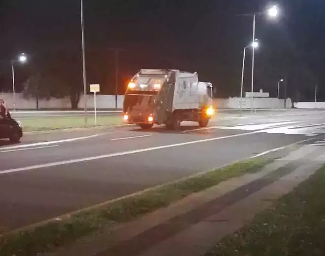 Carro é destruído em colisão com caminhão da Solurb na Duque de Caxias