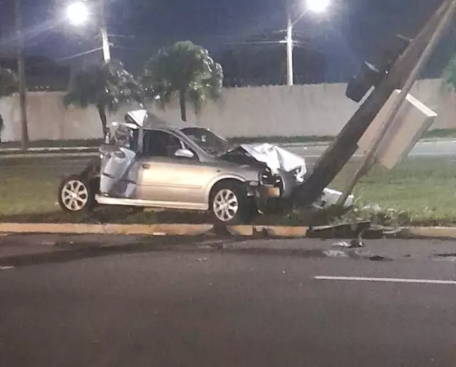 Carro é destruído em colisão com caminhão da Solurb na Duque de Caxias